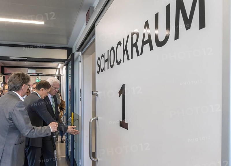 Hospital reform put to the test. The Federal Minister of Health visits a hospital in Baden-Württemberg, where the plans have been rejected in this form. Shock room of the new Central Emergency Department at the medius Klinik. From left: State Health Minister Manne Lucha (Greens), Minister Karl Lauterbach (SPD), Minister President Winfried Kretschmann (Greens) . Nürtingen, Baden-Württemberg, Germany, Europe
