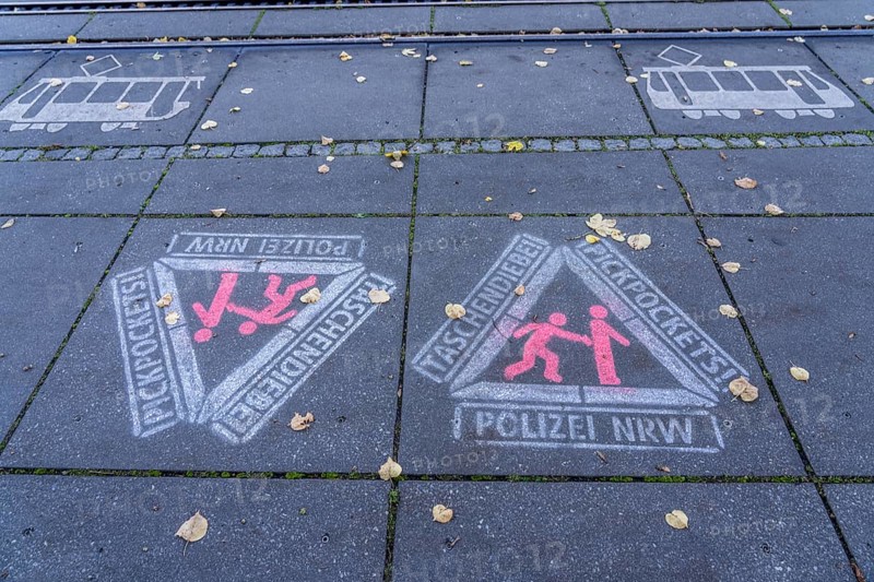Warning against pickpockets, sprayed on the pavement, action by the North Rhine-Westphalia police, at particularly vulnerable points, such as here at the Drachenfels railway stop, Königswinter, North Rhine-Westphalia, Germany, Europe