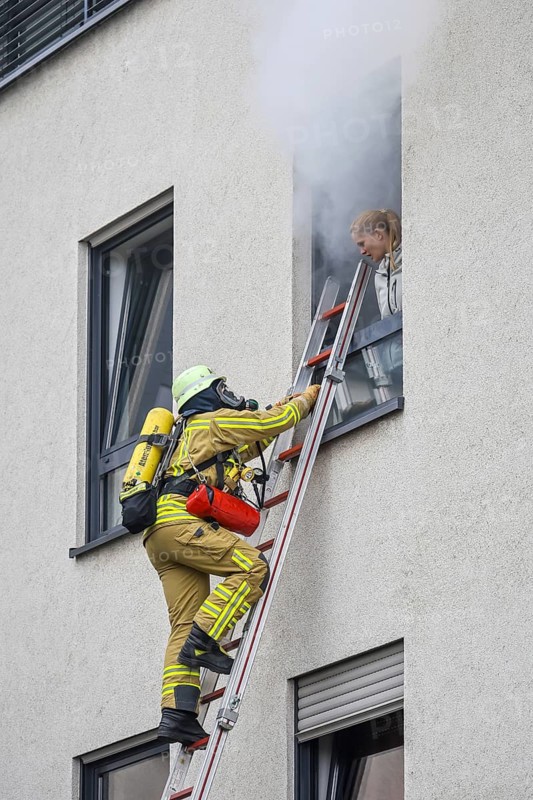 Duisburg, North Rhine-Westphalia, Germany, firefighting exercise, people are rescued from a burning flat. Press event: Federal Chancellor Olaf Scholz visits fire engine 530 of the Duisburg volunteer fire brigade at fire and rescue station 5 in Homberg. Together with a firefighting unit of the professional fire brigade, the firefighting school is also housed there, Europe