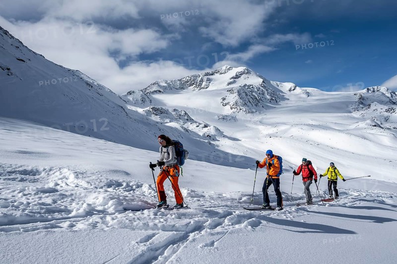 Ski tourers, behind the summit of Monte Cevedale, snow-covered mountain landscape, Ortler Alps, Vinschgau Valley, Italy, Europe