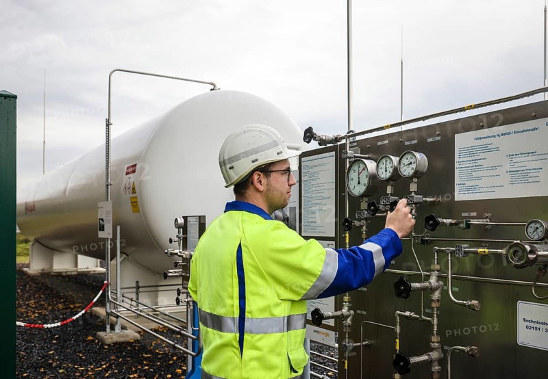 Holzwickede, North Rhine-Westphalia, Germany, natural gas network for pure hydrogen, hydrogen project H2HoWi, a Westnetz employee operates the control panel for H2 filling, the distribution network operator Westnetz, a subsidiary of the Essen-based EON subsidiary Westenergie AG, is supplying end customers in Holzwickede near Dortmund with 100 per cent green hydrogen via the public natural gas network for the first time, Europe