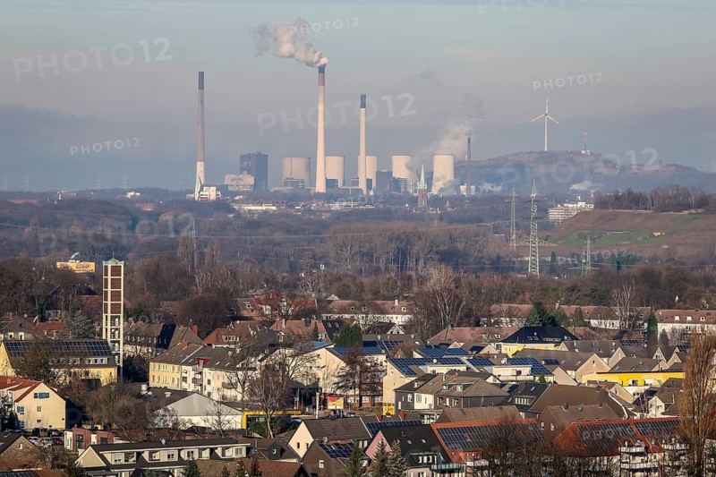 Bottrop, North Rhine-Westphalia, Germany, solar housing estate, apartment blocks with solar roofs, Innovation City Ruhr. In the background, the Uniper coal-fired power station in Gelsenkirchen, Scholven, Europe