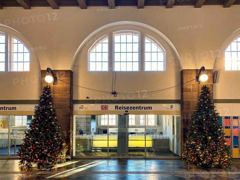 Deutsche Bahn, DB Travel Centre, ticket sales, closed, Christmas, Christmas tree, decorated for Christmas, station concourse, Bad Cannstatt station, Stuttgart, Baden-Württemberg, Germany, Europe