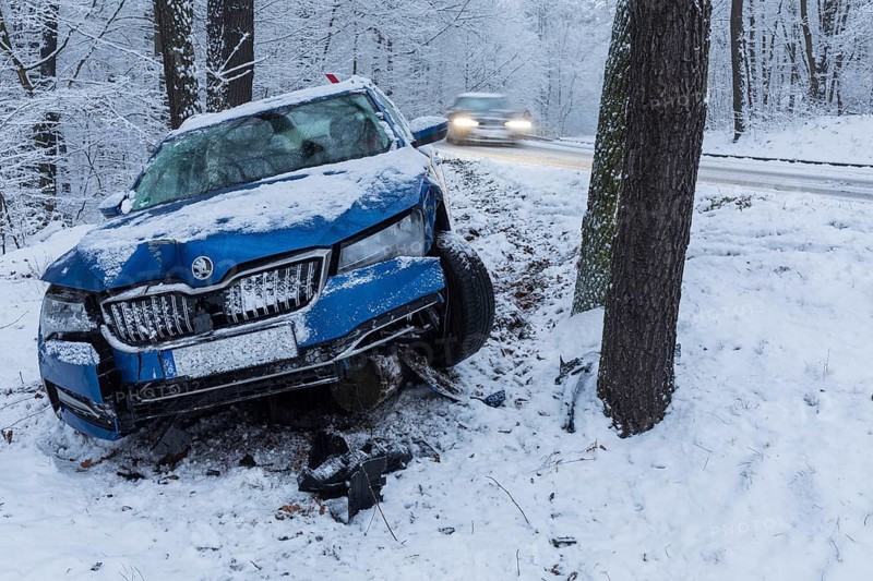 Car involved in an accident, car left the road on a bend due to snow and ice, Spitzgrund Coswig, Saxony, Germany, Europe