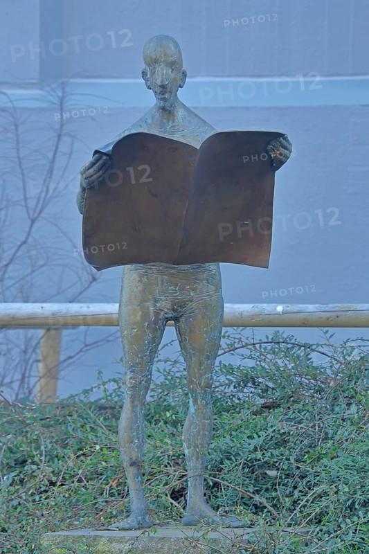 Sculpture Newspaper Reader by Karl Ulrich Nuss 2005, bronze sculpture, male figure reading a newspaper, standing, reader, literature, market square, Aalen, Swabian Alb, Baden-Württemberg, Germany, Europe
