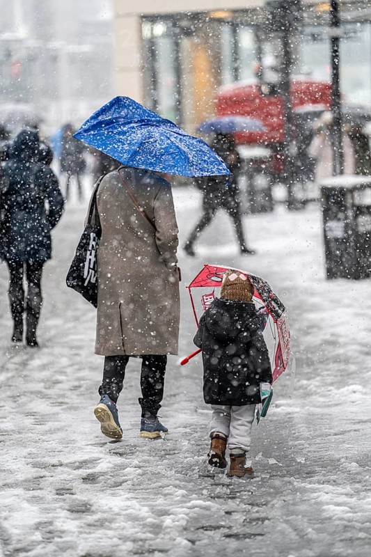 Winter weather, heavy snowfall, city centre traffic, passers-by in the snow, Essen, North Rhine-Westphalia, Germany, Europe