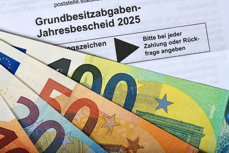 Property tax annual tax assessment 2025, symbolic image property tax reform, property tax, assessment, reform, tax assessment, tax office, banknotes, banknotes, EURO, Baden-Württemberg, Germany, Europe