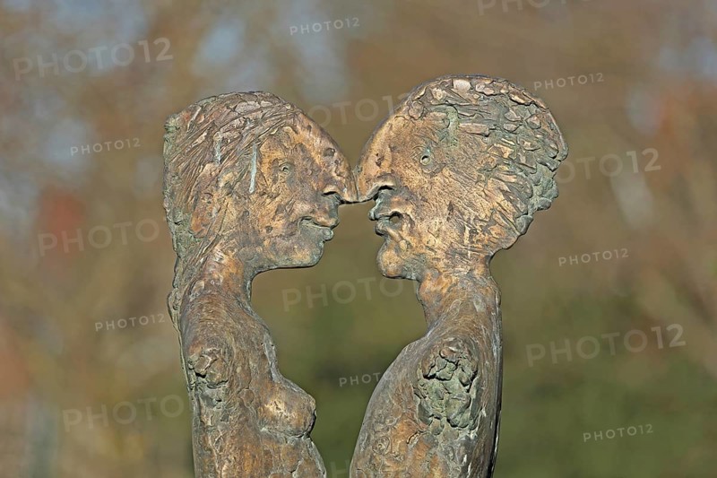 Sculpture Mask Couple I by Karl Ulrich Nuss 2019, bronze sculpture, modern art, couple, pair, male, female, figures, male figure, female figure, close, narrow, narrow, close, together, thin, flat, flat, faces, nose, on, heads, naked, relationship, communication, interaction, body contact, touch, touching, castle park, Essingen, Swabian Alb, Baden-Württemberg, Germany, Europe