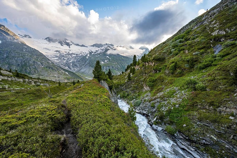 Mountain landscape with mountain stream Zemmbach and hiking trail, behind mountain peak Steinmandl and Großer Möseler with glacier Waxeggkees, Berliner Höhenweg, Zillertal Alps, Tyrol, Austria, Europe