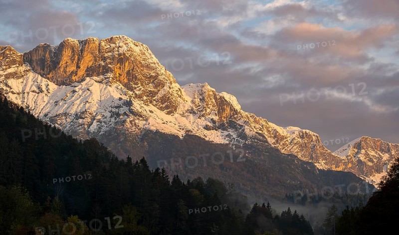 Mountain peak Berchtesgadener Hochthron at sunrise, mountain landscape with snow in autumn, Untersberg, Berchtesgaden Alps, Berchtesgaden, Berchtesgadener Land, Upper Bavaria, Bavaria, Germany, Europe