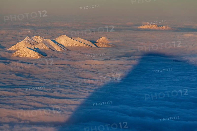 Mountain peak above high fog, evening light, winter, view from Zugspitze to Estergebirge, Upper Bavaria, Bavaria, Germany, Europe