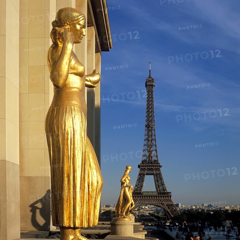 Die vergoldeten Statuen vom Trocadéro, hinten der 330m hohe Eifflturm, gebaut zum 100. Jahrestag der Französischen Revolution, Paris, Frankreich