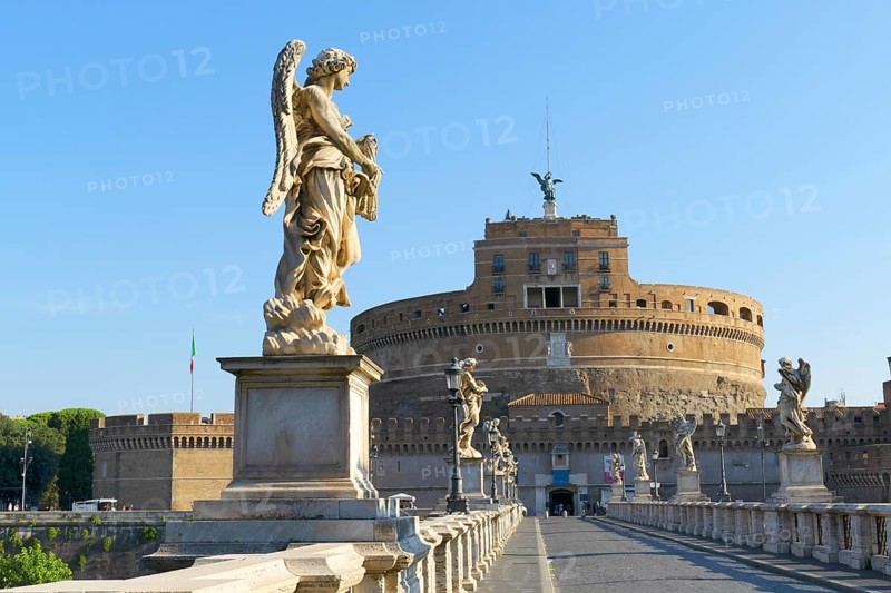 Engelsburg, Castel Sant'Angelo oder Mausoleo di Adriano, Rom, Italien / Mausoleum des Hadrian, Castel Sant'Angelo, Engelsburg, ein hoch aufragendes zylindrisches Gebäude im Parco Adriano, Rom, Italien