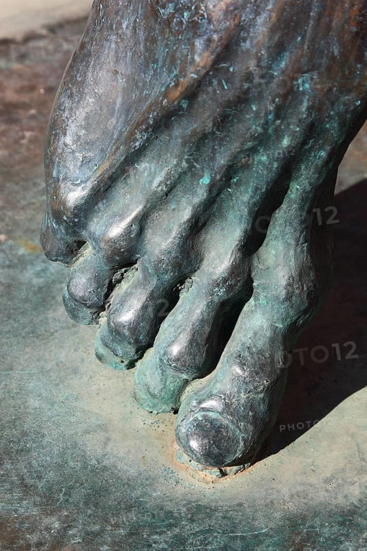 Foot sculpture by Mandrescuinder, Old Town, Tonitza Street, Filitti Street, alleys in the Old Town, Bucharest, Romania, Europe