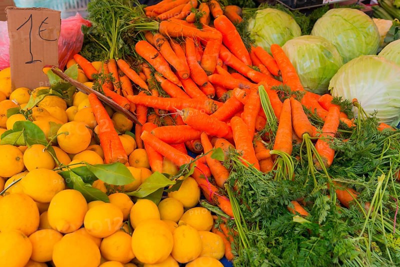Market stall with fresh vegetables such as carrots, lemons and cabbage. A price tag shows the price of the goods, market, Nafplio, Nauplia, Nauplion, Nafplion, Argolis, Peloponnese, Greece, Europe