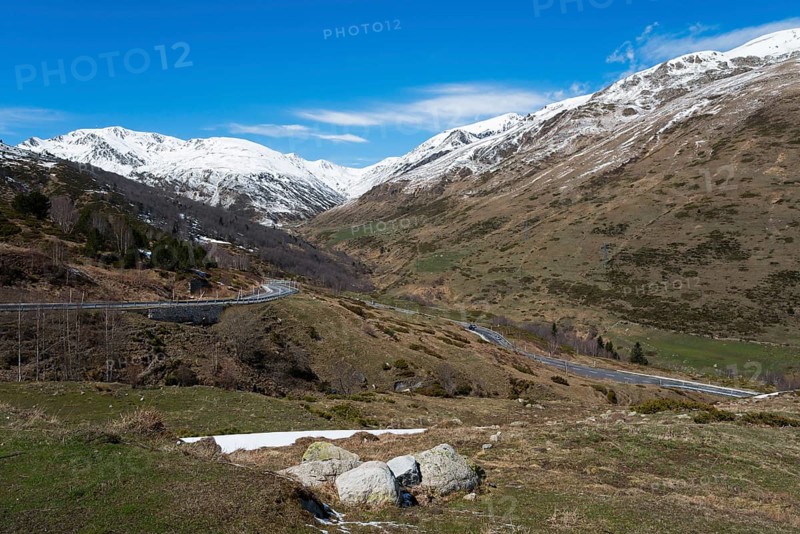 Großes Tal in den Bergen mit verschneiten Gipfeln, einer Straße und bewölktem Himmel, nördlich von El Pas de la Casa, Pyrénées-Orientales, Encamp, Fürstentum Andorra, Pyrenäen