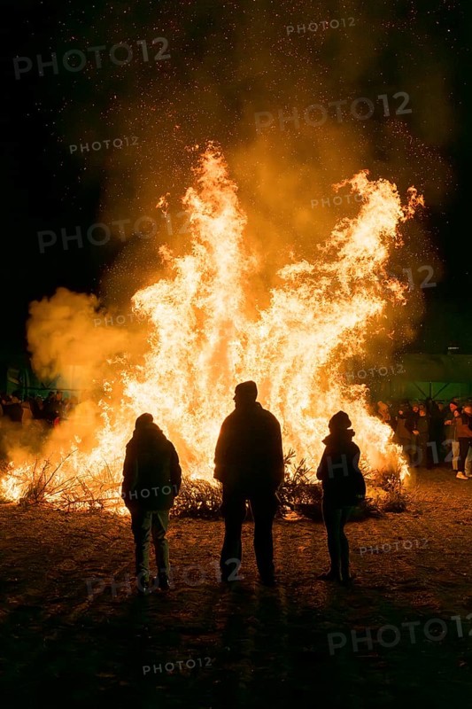Spectators at a dunning fire at a rally of farmers and peasants against the German government's plans to cut subsidies, Ostfildern-Plieningen, Baden-Württemberg, Germany, Europe