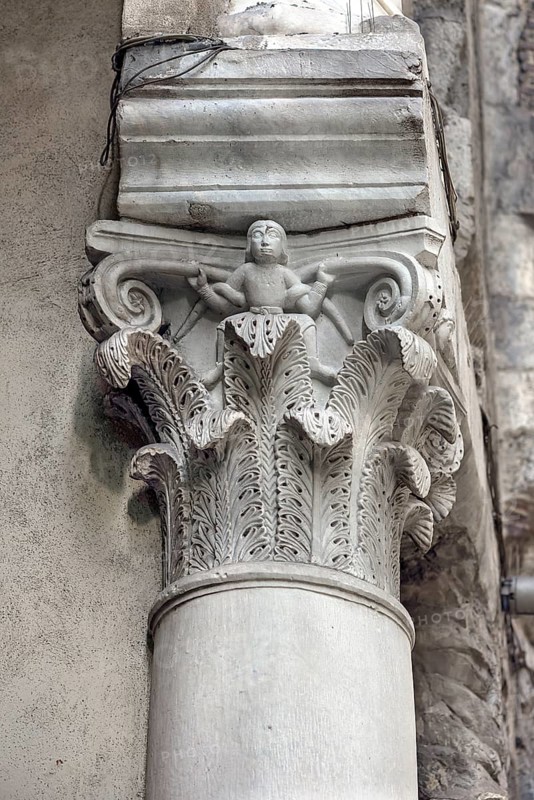 Historic column with an acanthus capital and figure, historic centre, Genoa, Italy, Europe