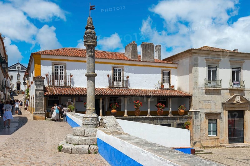 Idyllic street scene with old buildings, café and relaxed passers-by, Pelourinho de Óbidos, pillory, whipping post, Largo Santa Maria, Óbidos, Obidos, Oeste, Centro, Estremadura, Portugal, Europe