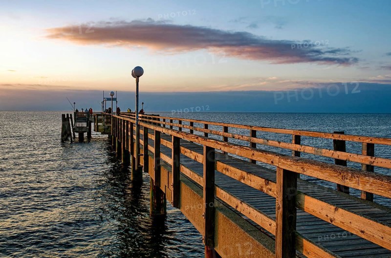 Baltic Sea beach, Baltic Sea coast with the Wustrow pier, evening mood, Baltic seaside resort Wustrow, Fischland-Darß-Zingst peninsula, Mecklenburg-Western Pomerania, Germany, Europe