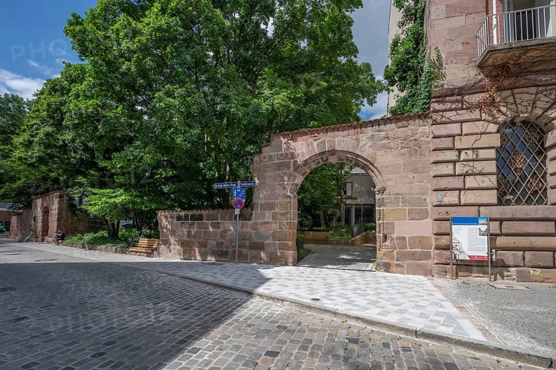 Ruins of the former granary from 1481, called Peststadel, on the right the Pellerhaus, Dr.-Erich-Mulzer-Str., Nuremberg, Middle Franconia, Bavaria, Germany, Europe