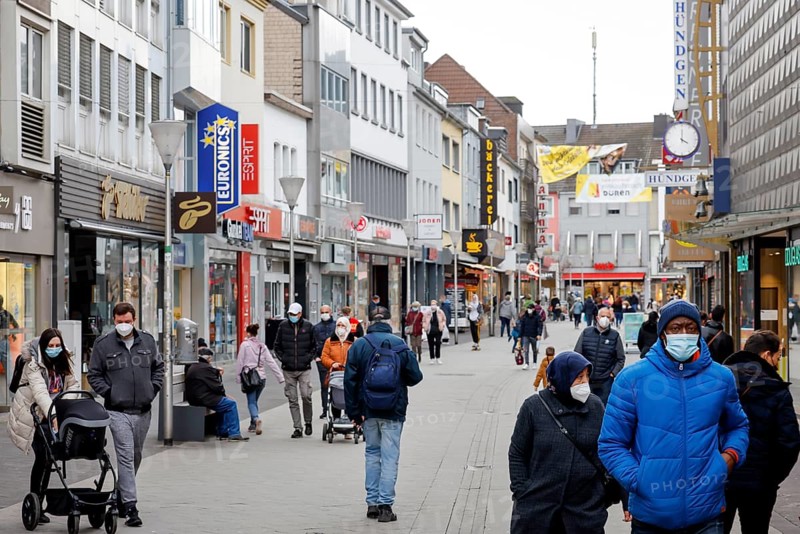 Düren, North Rhine-Westphalia, Germany - Düren city centre in times of the corona crisis during the second lockdown, most shops are closed, only a few passers-by are walking along Wirtelstrasse, the main shopping street. The district of Düren is one of the municipalities with the highest seven-day incidence in North Rhine-Westphalia. In addition, more than half of those infected there have contracted the British mutation of the coronavirus