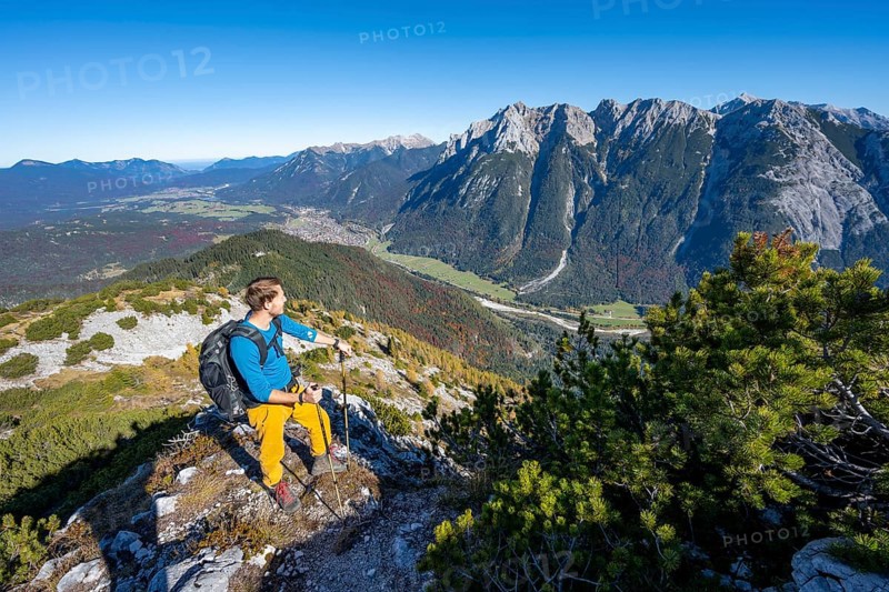 Mountaineers on a hiking trail, autumnal mountain landscape, ascent to the Große Arnspitze, view of mountain peaks of the Karwendel, near Scharnitz, Bavaria, Germany, Europe