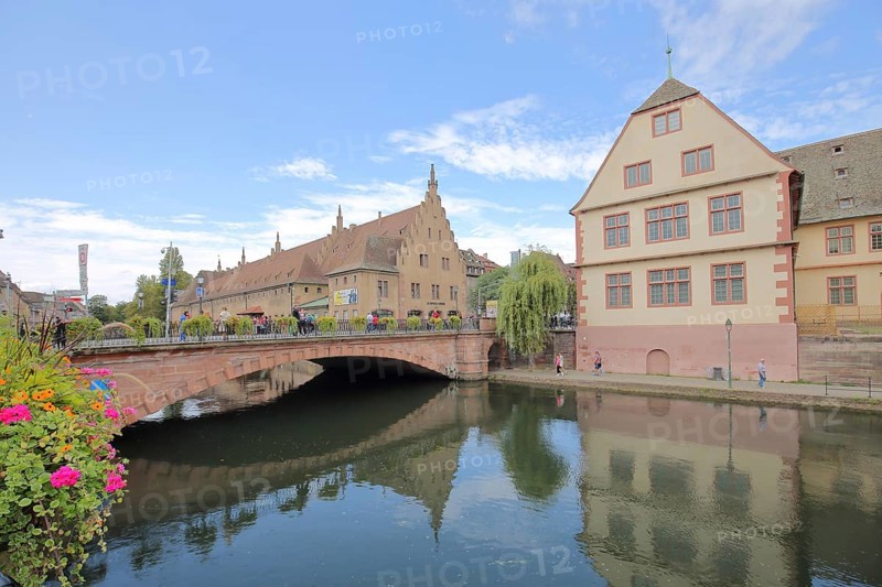 Pont du Corbeau over the River Ill, Musée historique, Historical Museum and Ancienne douane, Old Customs House with stepped gable, Grande Île, Strasbourg, Bas-Rhin, Alsace, France, Europe