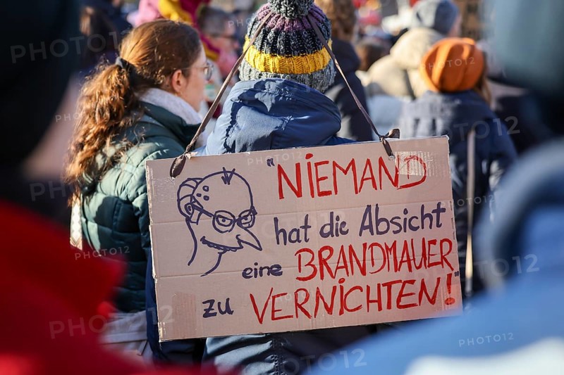 Essen, North Rhine-Westphalia, Germany - Demonstration against the right in Essen's green centre, several thousand people demonstrate against the AfD and the Merz-CDU's course on asylum policy, against the shift to the right in politics, against right-wing extremism, against the strengthening of the AfD and the course of CDU leader Friedrich Merz, the adoption of a CDU motion for a stricter migration policy with votes from the AfD led many citizens to openly articulate their opposition, #ZusammenGegenRechts, Bündnis Zusammen gegen Rechts