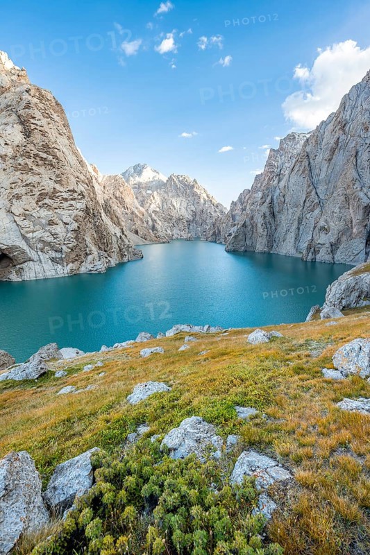 Turquoise mountain lake Kol Suu with rocky steep mountains, Kol Suu Lake, Sary Beles Mountains, Naryn Province, Kyrgyzstan, Asia