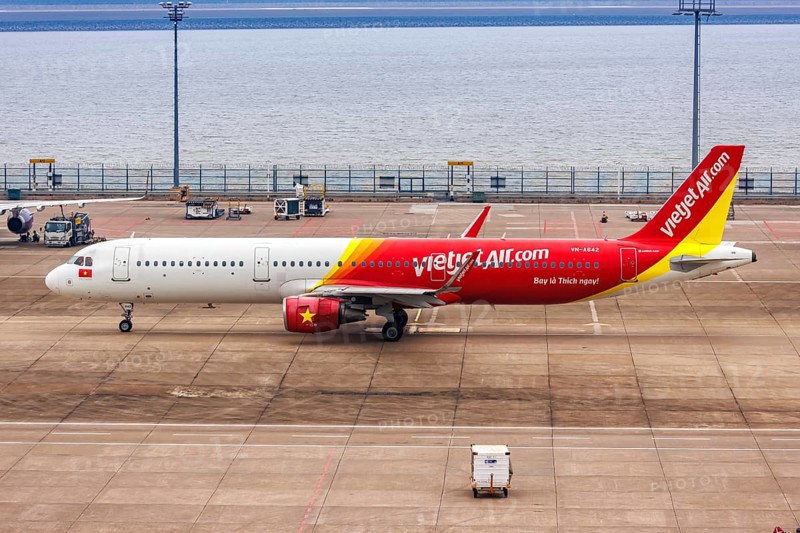 A VietJet Air Airbus A321 aircraft with the registration number VN-A642 at the airport in Macau, China, Asia