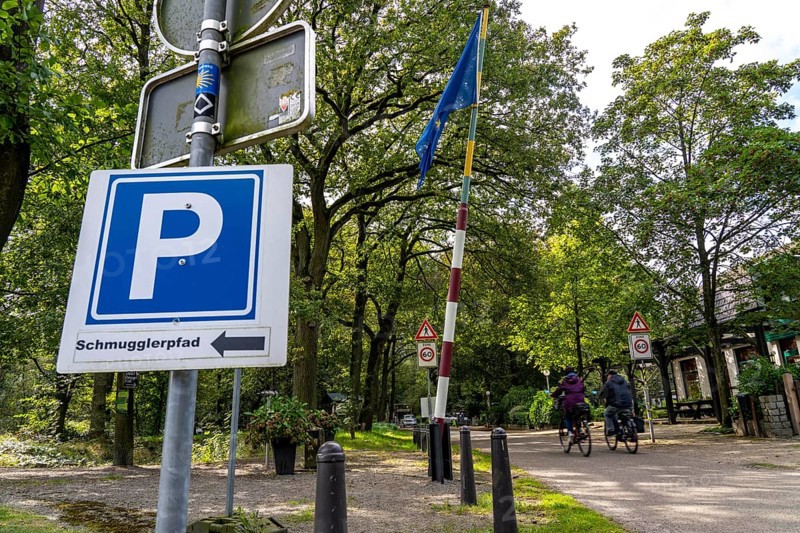 The so-called Green Border, at the former border crossing Grenzweg near Straelen-Kastanienburg and NL Velden, between Germany and the Netherlands, adventure trail for children, the Smugglers' Trail, North Rhine-Westphalia, Germany, Europe