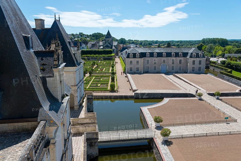 Tranquil castle complex with manicured gardens and a moat under a clear blue sky, Villandry Castle, Renaissance, Tours, Loire Valley, Centre-Val de Loire, France, Europe
