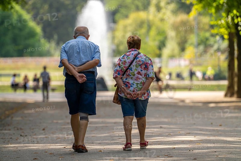 The Jägerhofallee in the Hofgarten the central municipal park in Düsseldorf, view of the fountain Jröner Jong, in the round pond, senior couple, North Rhine-Westphalia, Germany, Europe