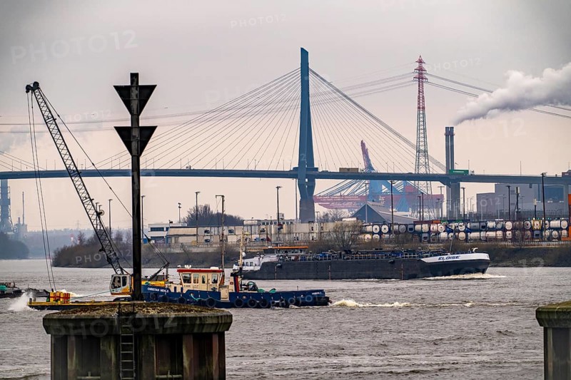 View across the Elbe to the Köhlbrand, estuary of the Süderelbe into the Norderelbe, with Köhlbrand Bridge, Hamburg, Germany, Europe