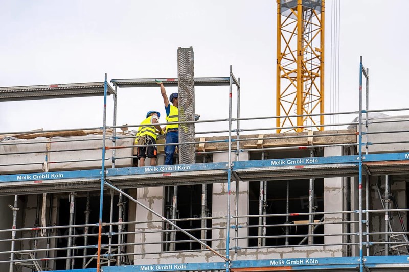 Large construction site, in Düsseldorf, construction of condominiums, shell construction, scaffolding, North Rhine-Westphalia, Germany, Europe