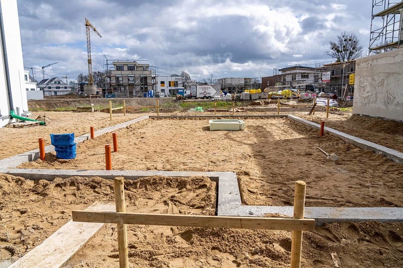 New development district, around 140 detached and semi-detached villas being built in the south of Duisburg, various property developers, still undeveloped land, shells, construction work, North Rhine-Westphalia, Germany, Europe