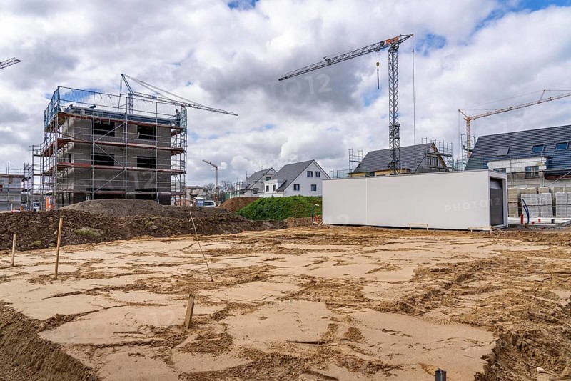 New development district, around 140 detached and semi-detached villas being built in the south of Duisburg, various property developers, still undeveloped land, shells, construction work, North Rhine-Westphalia, Germany, Europe