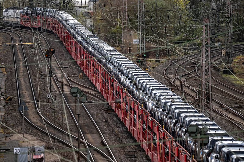 Freight train, car train with Landrover new cars on the goods train line at the Hagen-Vorhalle marshalling yard, one of the 9 largest in Germany, located on the Wuppertal-Dortmund railway line and has 40 directional tracks on which the goods trains are assembled, North Rhine-Westphalia, Germany, Europe