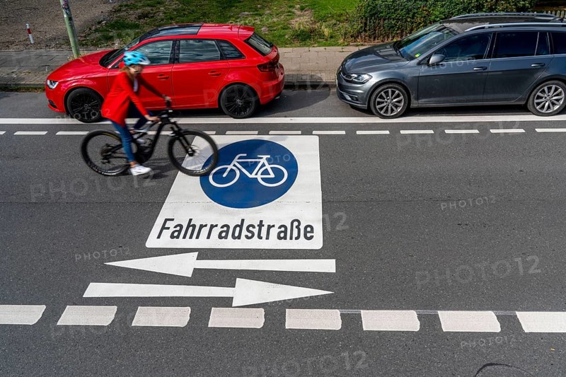 Bicycle road, cyclists have priority over car traffic, new cycle routes through Essen, here in the Rüttenscheid district, Kahrstrasse, part of the requirements of the clean air plan, against driving bans, Essen, North Rhine-Westphalia, Germany, Europe