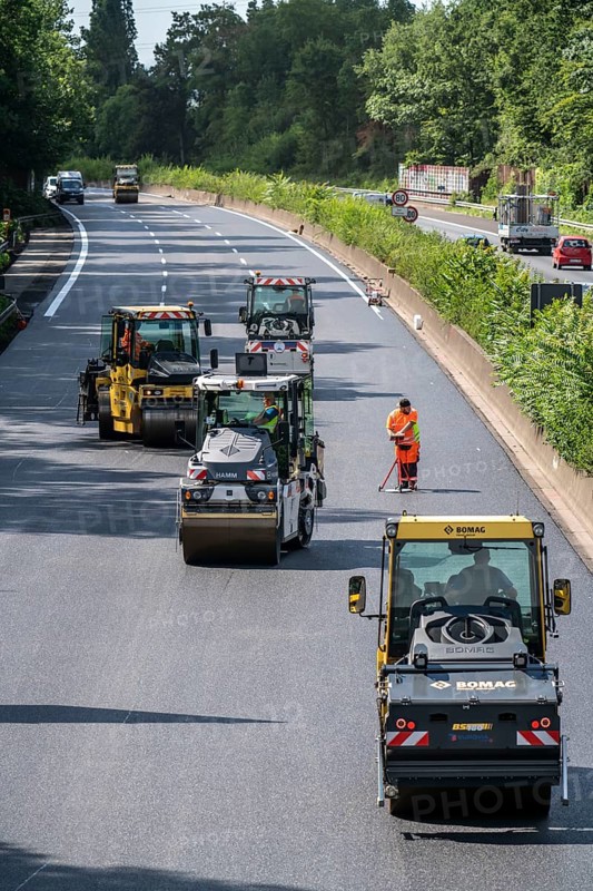 Renewal of the road surface on the A40 motorway between the Kaiserberg junction and Mülheim-Heißen, in the direction of Essen, over a length of 7.6 kilometres, with whisper asphalt, so-called open-pored asphalt, 10-day closure of the motorway, North Rhine-Westphalia, Germany, Europe