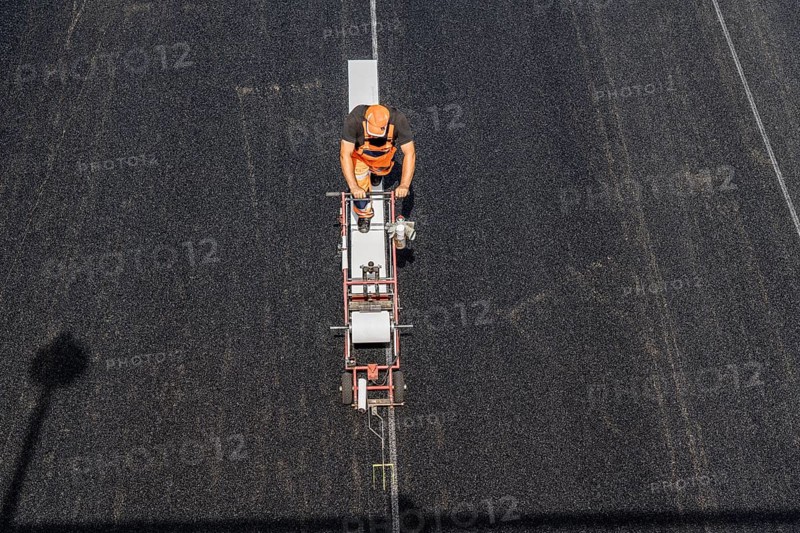 Marking work after the renewal of the road surface on the A40 motorway between the Kaiserberg junction and Mülheim-Heißen, in the direction of Essen, over a length of 7.6 kilometres, with whisper asphalt, so-called open-pored asphalt, 10-day closure of the motorway, North Rhine-Westphalia, Germany, Europe
