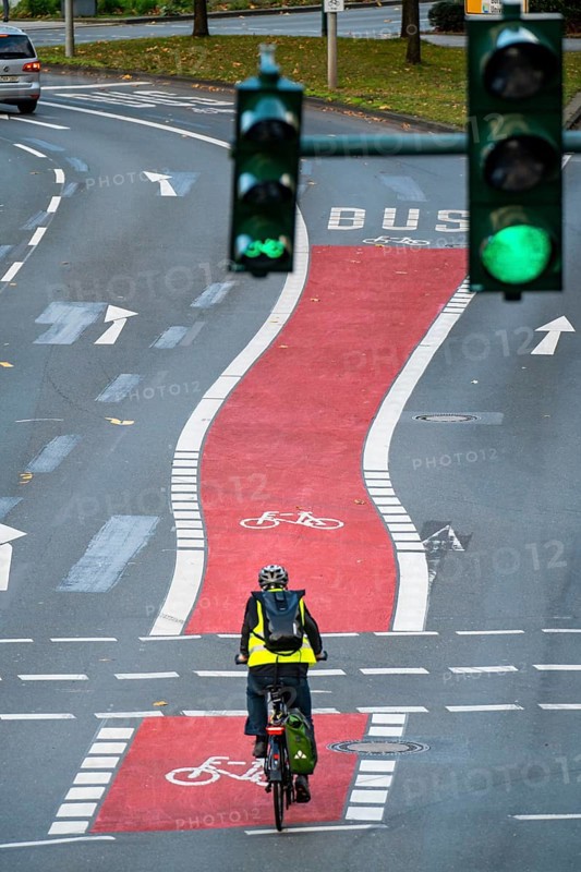 The new environmental lane on Schützenbahn street in Essen city centre, cyclists and buses have their own lane, traffic lights give cyclists a time advantage over cars, Essen, North Rhine-Westphalia, Germany, Europe