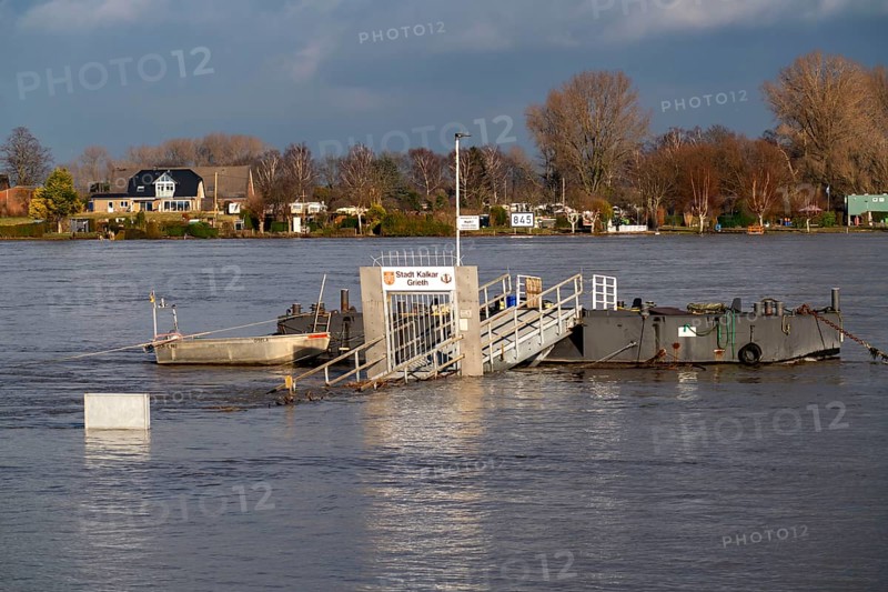 Flood on the Rhine, Flooded jetty near the village of Grieht, Kalkar, North Rhine-Westphalia, Germany, Europe