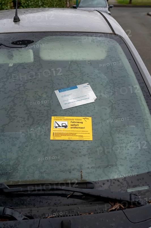 Notice, sticker on a vehicle that has been parked for a long time without a licence plate, threatens to be towed away by the public order office, Duisburg, North Rhine-Westphalia, Germany, Europe