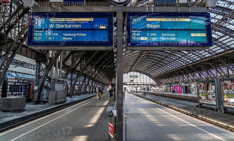 Effects of the coronavirus crisis, empty tracks at the main railway station, Cologne, Germany, Europe