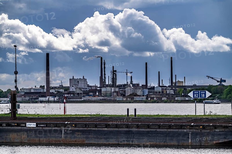 The Venator chemical plant in Duisburg-Homberg, on the Rhine, currently about half of the employees are to be made redundant, part of the production is to be relocated to Ürdingen, there are fears that the entire plant will be closed, formerly Sachtleben Chemie, Duisburg North Rhine-Westphalia, Germany, Europe