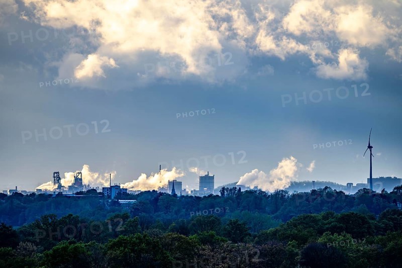 View of Duisburg-Bruckhausen, Marxloh, steelworks, blast furnaces, coking plant, skyline of Thyssenkrupp Steel, North Rhine-Westphalia, Germany, Europe