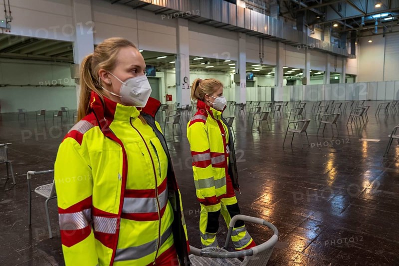 Helpers at the test run in the vaccination centre for the corona vaccinations, in a hall at Messe Essen, by the city, the fire brigade and various aid organisations, 12 vaccination lines for a daily vaccination of up to 2400 people, operated by the North Rhine-Westphalia Association of Statutory Health Insurance Physicians