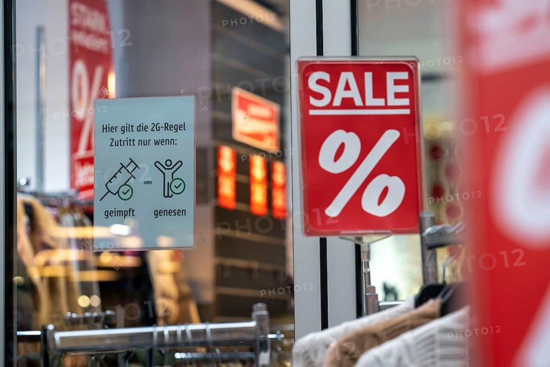 Shop in the city centre, Königsstrasse, during the fourth Corona wave, 2G regulation, signs, in Duisburg, North Rhine-Westphalia, Germany, Europe